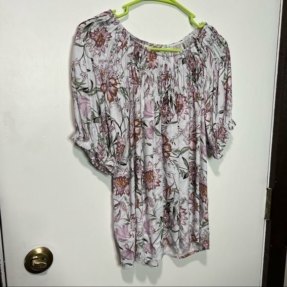 Maurcies white pink floral key hole back Flowy blouse size small - Picture 5 of 7